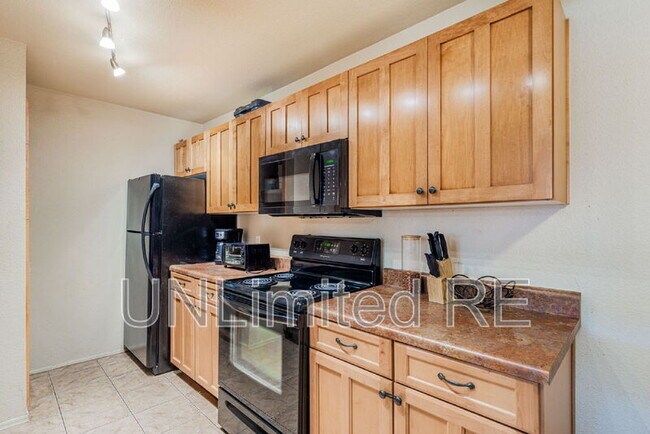 Building Photo - 1385 W University Ave