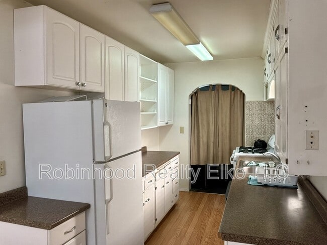 Building Photo - 385 Fir St