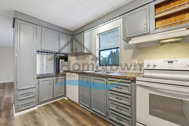 Building Photo - 2-Bedroom 2-Bathroom Home with Off-Street Parking Available in Coeur d’Alene!