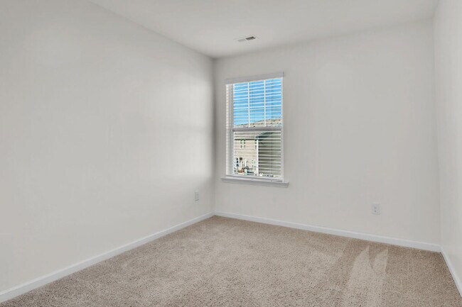 Building Photo - Don't miss this charming 3-bedroom, 2.5-ba...