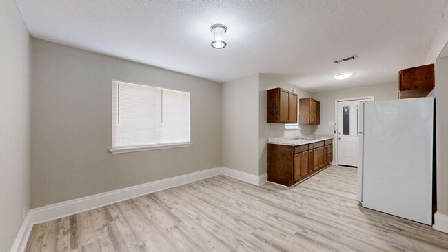 Building Photo - 2 WEEKS FREE!!! RENT REDUCED TO $1,195!!!