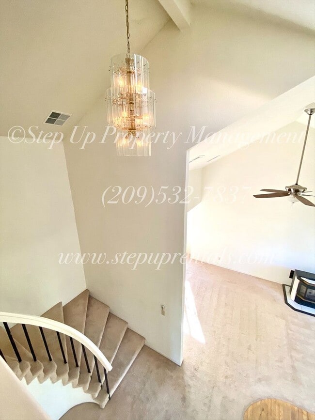 Building Photo - Elegant Hilltop Estate with Breathtaking V...