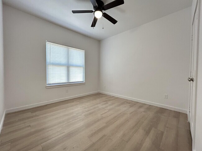 Building Photo - 5703 Kemper St