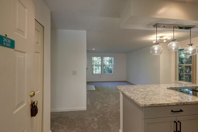 Building Photo - Charming Updated 2 Bedroom 2 Bathroom Bellevue Condo