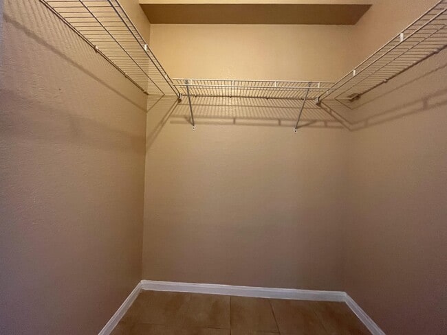 Building Photo - 1133 Golden Lakes Blvd