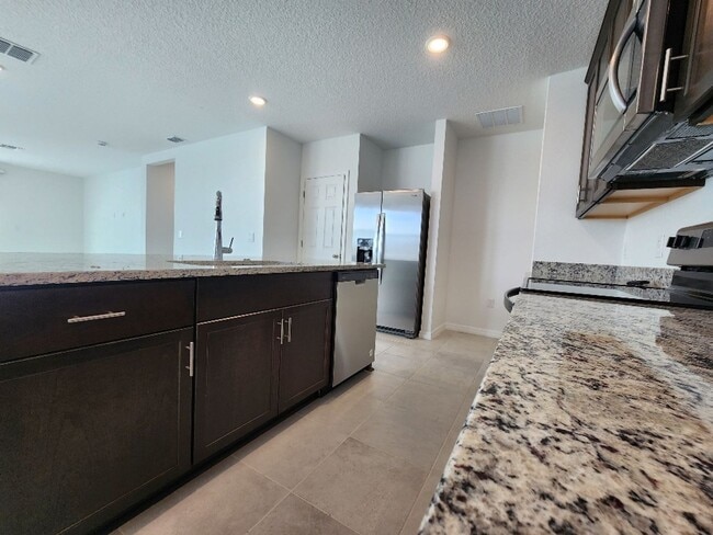 Building Photo - LIKE NEW!!! 4-Bedroom, 2-Bathroom in Villamar/Winter Haven