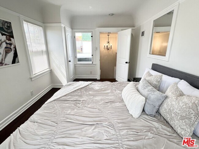 Building Photo - 7865 Willoughby Ave