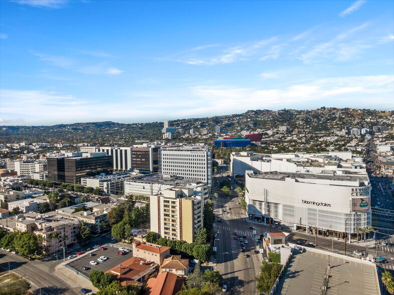 Building Photo - 321 S San Vicente Blvd