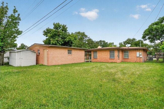 Building Photo - Move-In Ready Gem Near DFW Airport and Major Highways