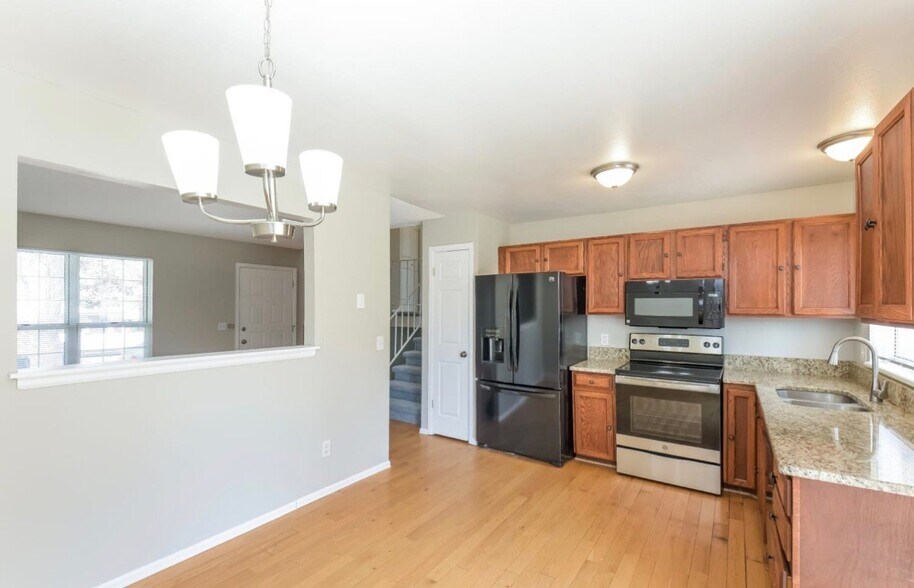 Building Photo - 1296 S Lewiston Way