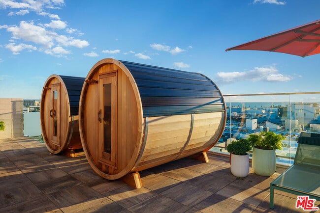 Building Photo - 700 Broadway