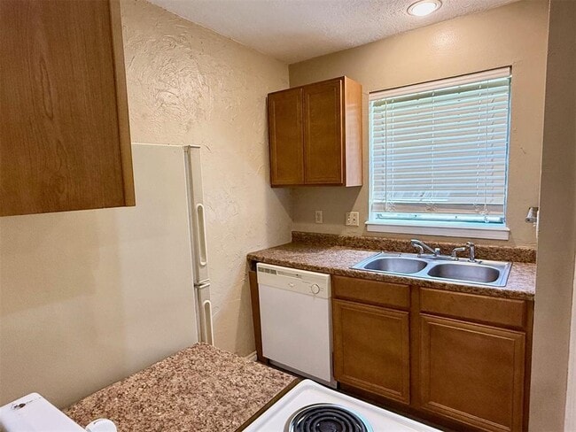 Building Photo - 2329 Heatherfield Ln