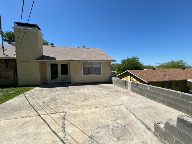 Building Photo - 801 Carmen St