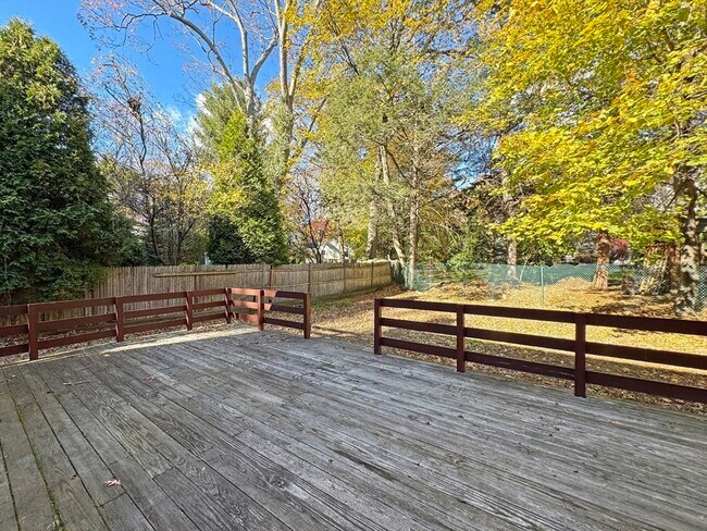 Building Photo - 280 Quinobequin Rd