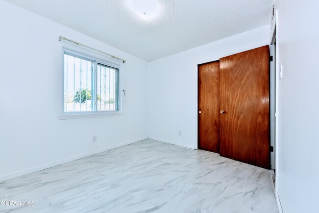 Building Photo - 4909 Winthrop Dr