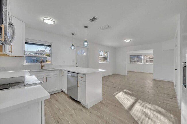 Building Photo - Charming 3 Bedroom, 2 Bathroom House!