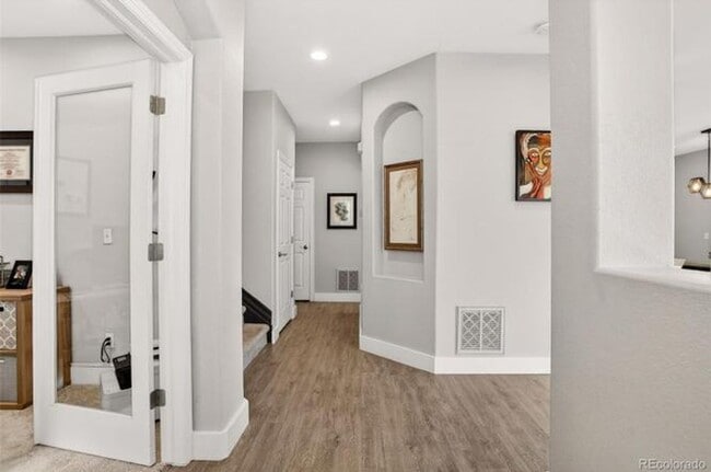 Building Photo - Renovated 2-bed 2.5 bath bright and open townhome located in the heart of Lone Tree!