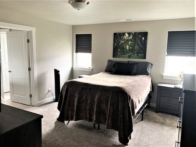 Building Photo - Newer 4 bed 2.5 bath home off Overland and...