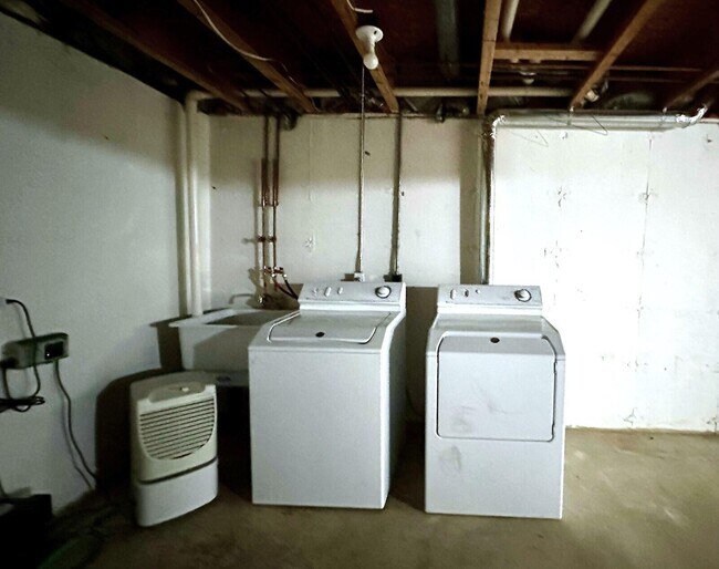 Building Photo - 3456 Burbank Dr