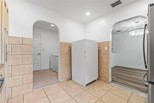 Building Photo - 2502 Funston St