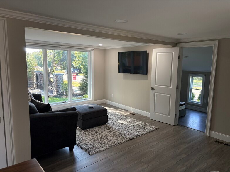 Building Photo - 11 Post Rd