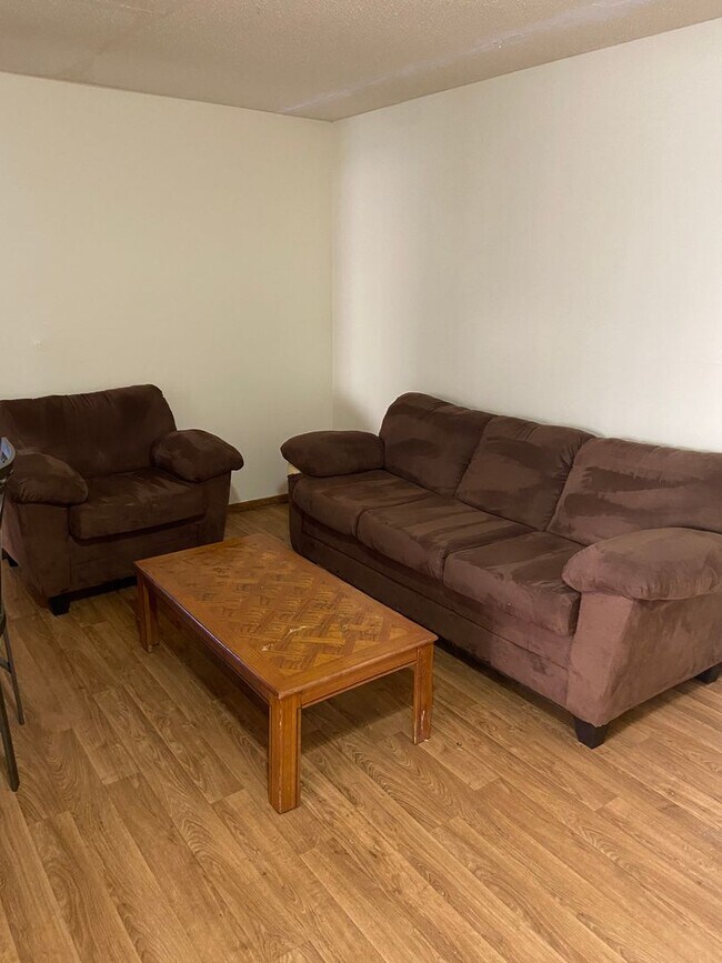 Interior Photo - 905 W Oregon St