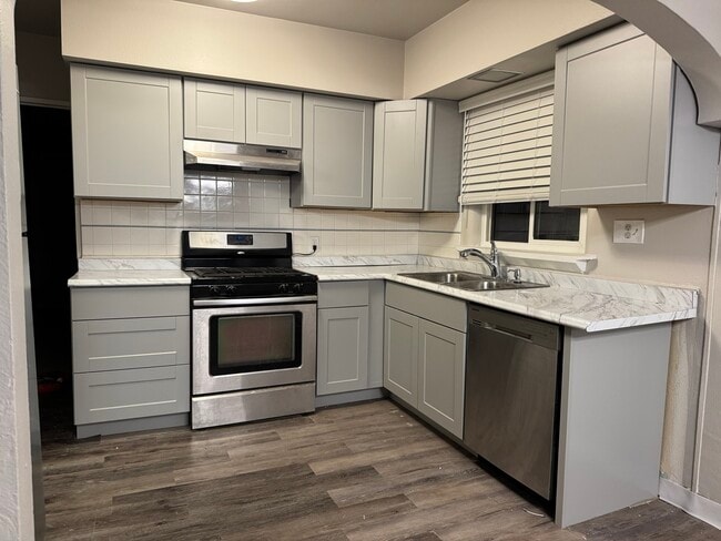 Building Photo - 1383 W Gill Pl