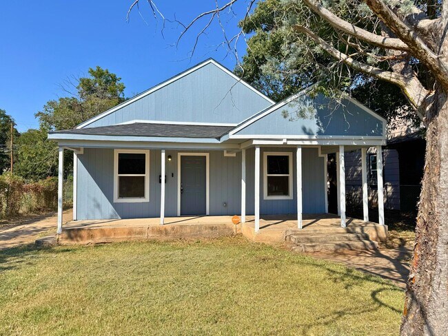 Primary Photo - Fully Remodeled 3 Bed 2 Bath In Floral Hei...