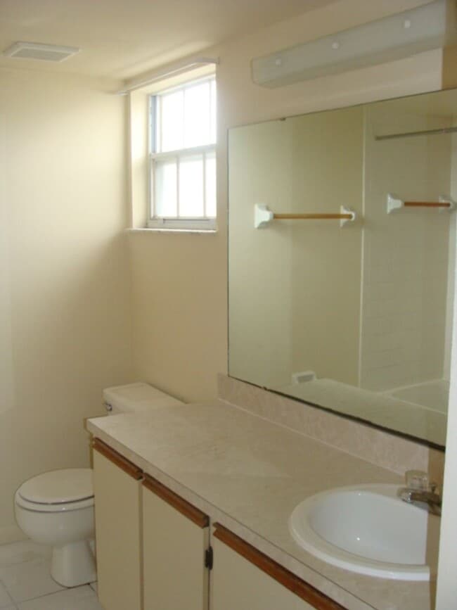 Building Photo - ONE BEDROOM FOR RENT IN MIDPORT II