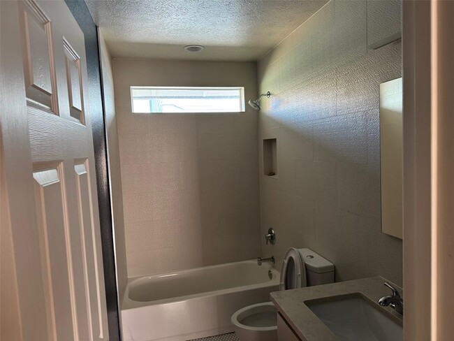 Building Photo - 1208 E 13th St