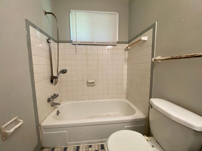 Building Photo - Cozy 2 Bedroom Duplex Available - Walk Dow...