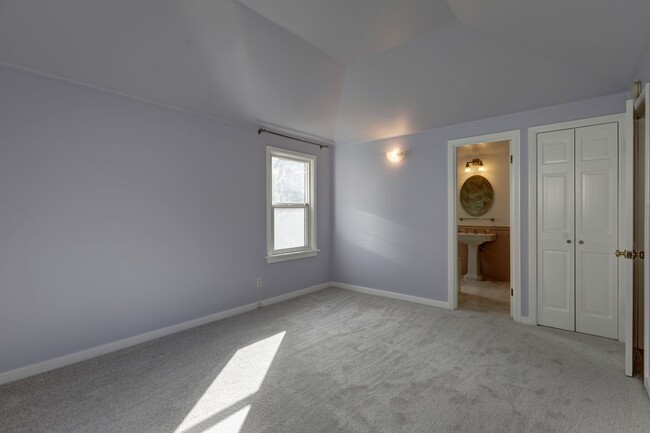 Building Photo - Unique Laurelhurst 3 Bedrooms with 2 Bathr...