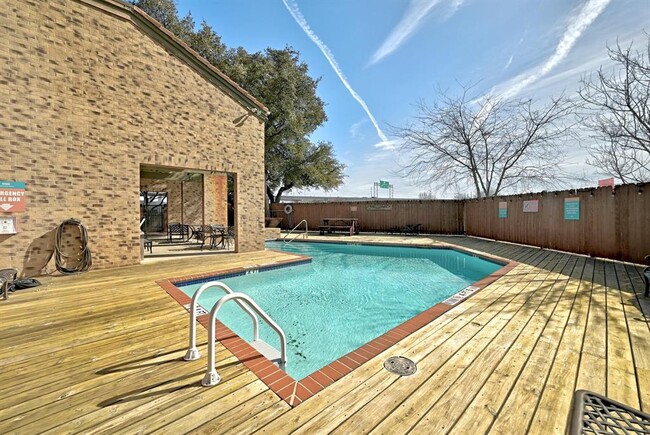 Building Photo - 8888 Tallwood Dr