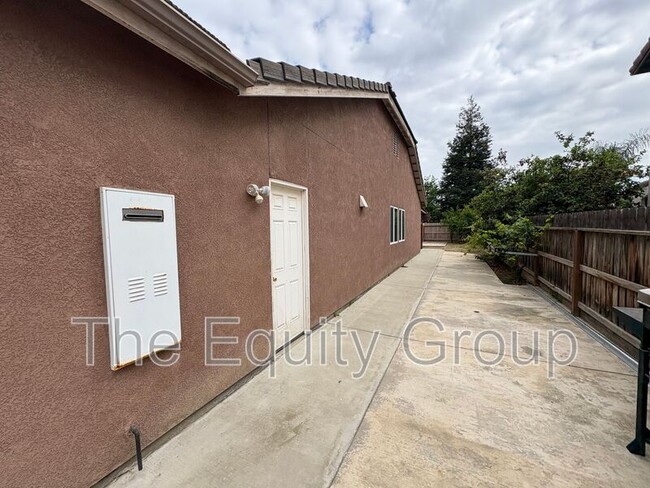 Building Photo - 4911 W Elkhorn Ave