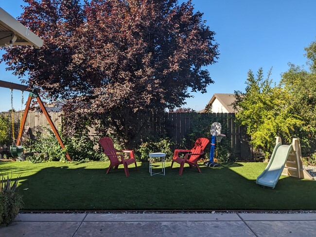 Building Photo - Lovely 4 Bedroom Blackstone Home