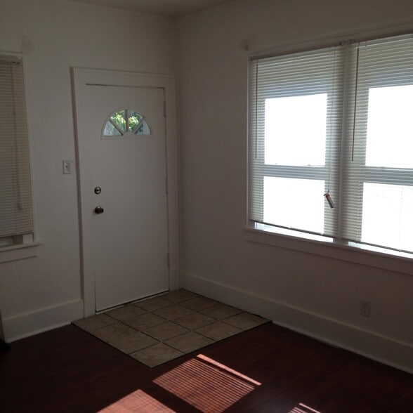 Building Photo - 458 Hallock St
