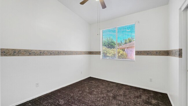 Building Photo - Clean and Cozy home in desirable area!