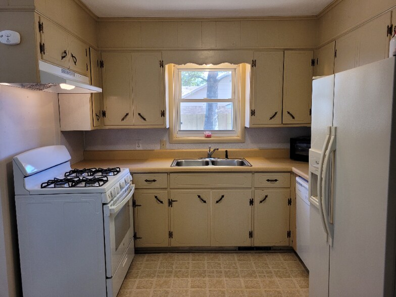 Building Photo - 704 Strozier Ln