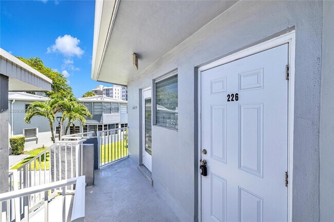 Building Photo - 1715 NE Miami Gardens Dr