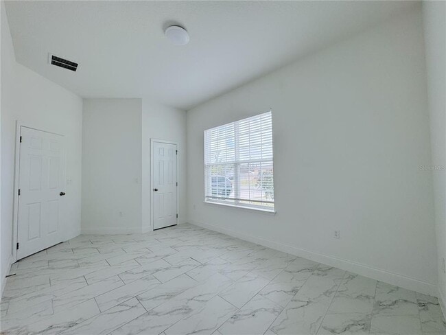 Building Photo - 725 Dennis Ave