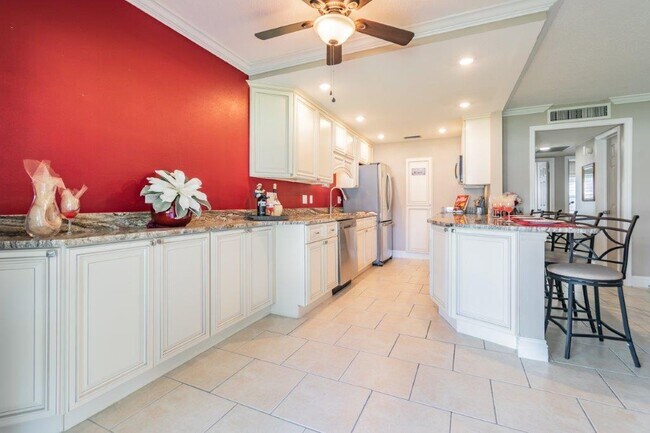 Building Photo - 650 Pinellas Point Dr S