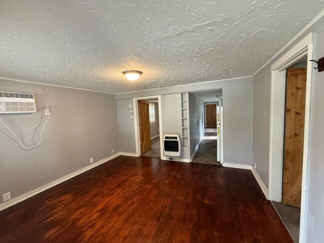 Building Photo - Newly Renovated 2 Bed / 1 Bath Grandview Home with Hardwood Floors & Deck