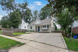 Building Photo - 10611 Eastwood Ave