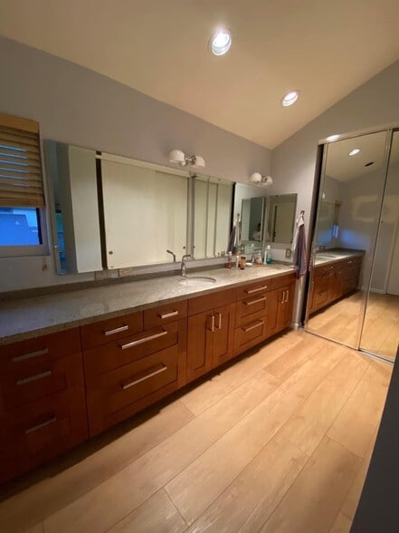 Mater Bathroom - 4419 Via Amable