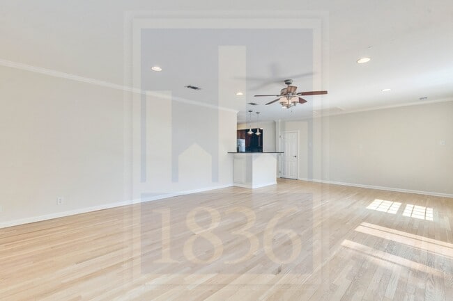 Building Photo - 4815 Woodview Ave