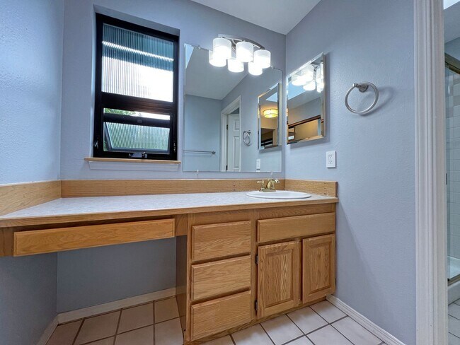 Building Photo - Gorgeous 3 Bedroom 2 Bath Home in Desirable Fairwood, Renton