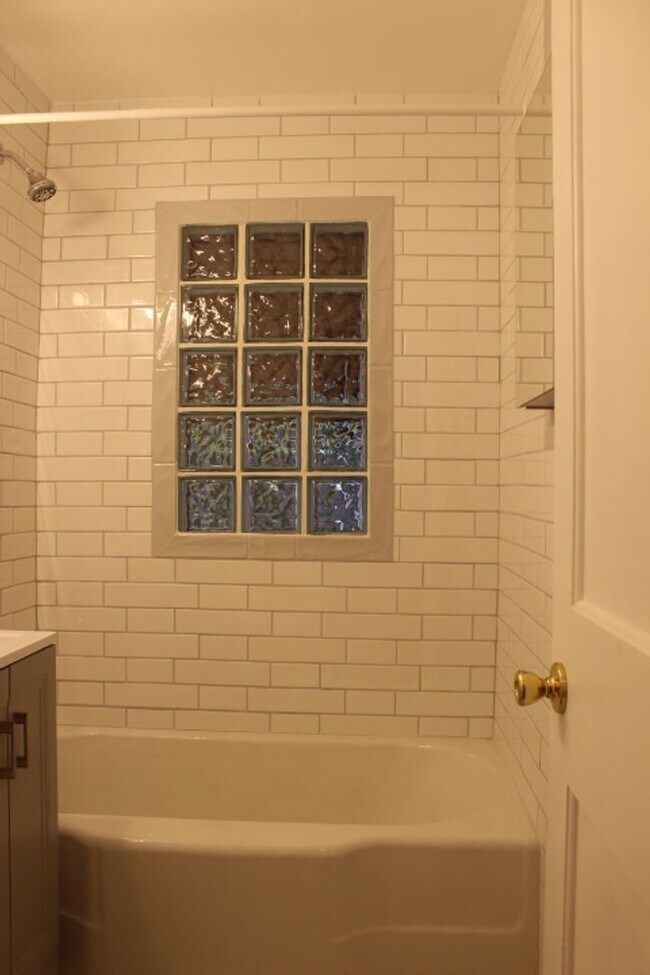 Building Photo - Charming 3 BR/1 BA  Home located In Villa ...