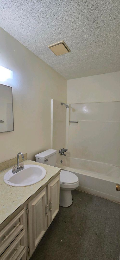 Building Photo - Available! 2 Bedroom 1 Bath Close to Everything! Longview, TX!