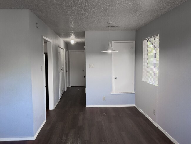 Building Photo - Affordable 2/2 in great location off of N Lamar.