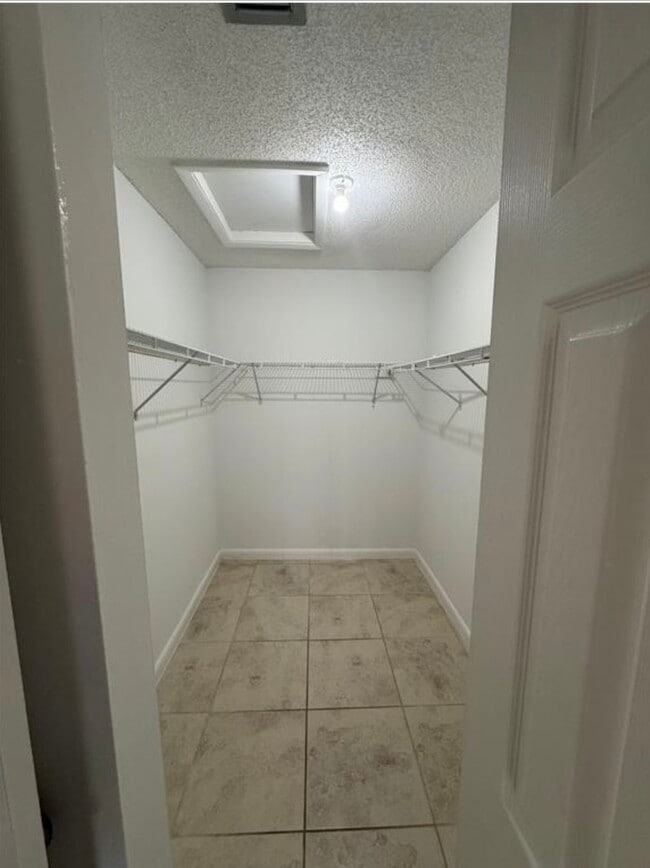 Building Photo - 445 Lakeview Dr